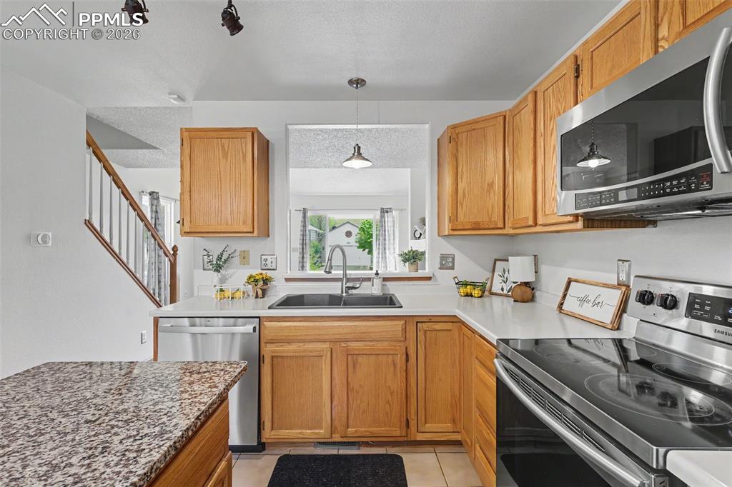 Image 7 of 37: Kitchen