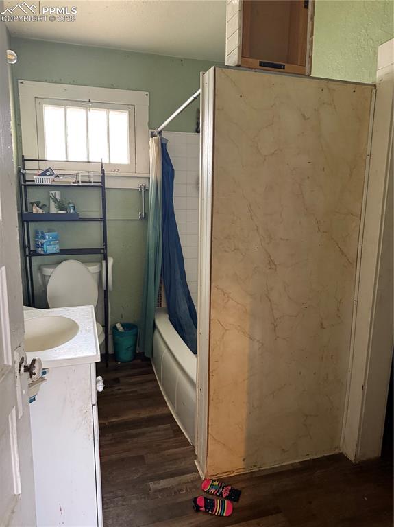 Image 5 of 12: Bathroom