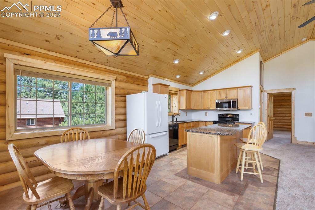 Image 10 of 50: Kitchen