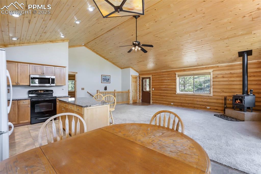Image 11 of 50: Dining Area