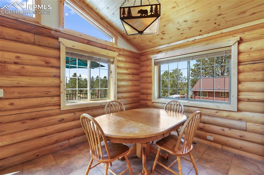 Image 12 of 50: Dining Area