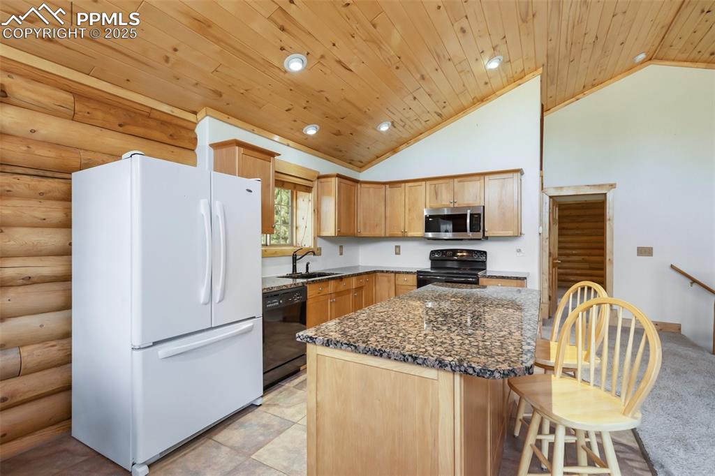 Image 14 of 50: Kitchen