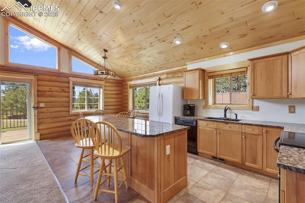 Image 15 of 50: Kitchen