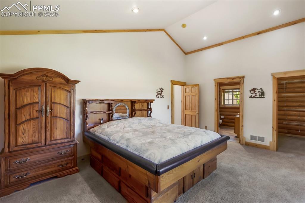 Image 19 of 50: Bedroom