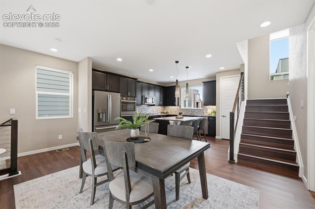 Image 17 of 47: Dining Area