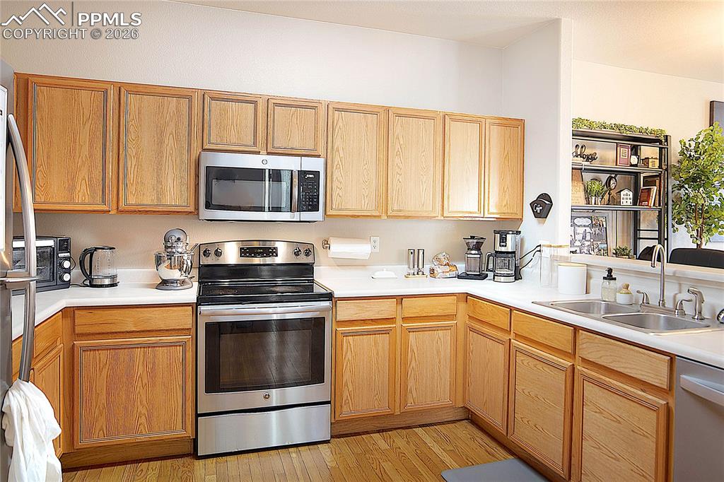 Image 11 of 30: Kitchen