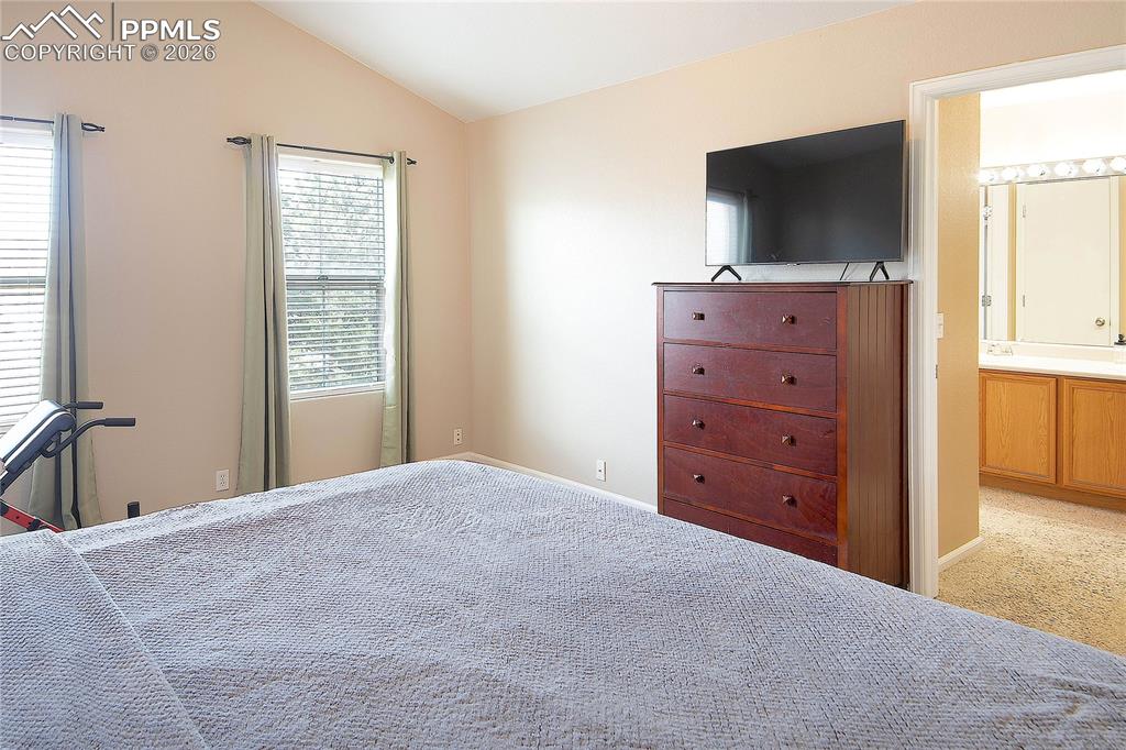 Image 18 of 30: Bedroom