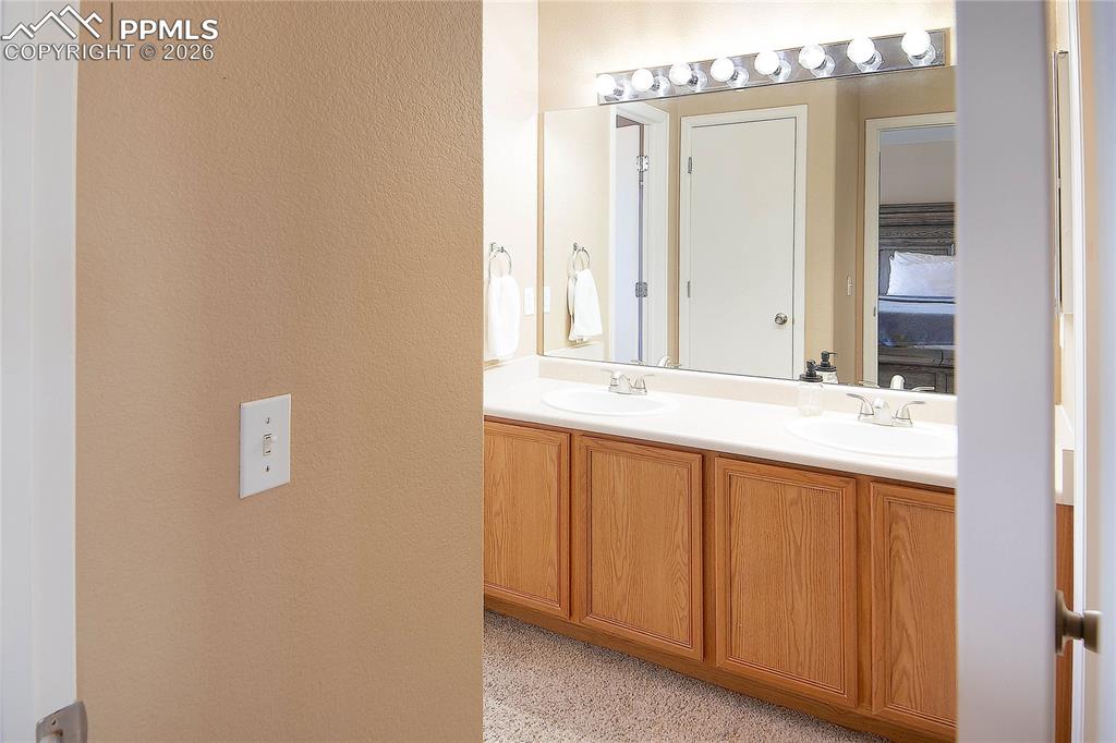 Image 19 of 30: Bathroom