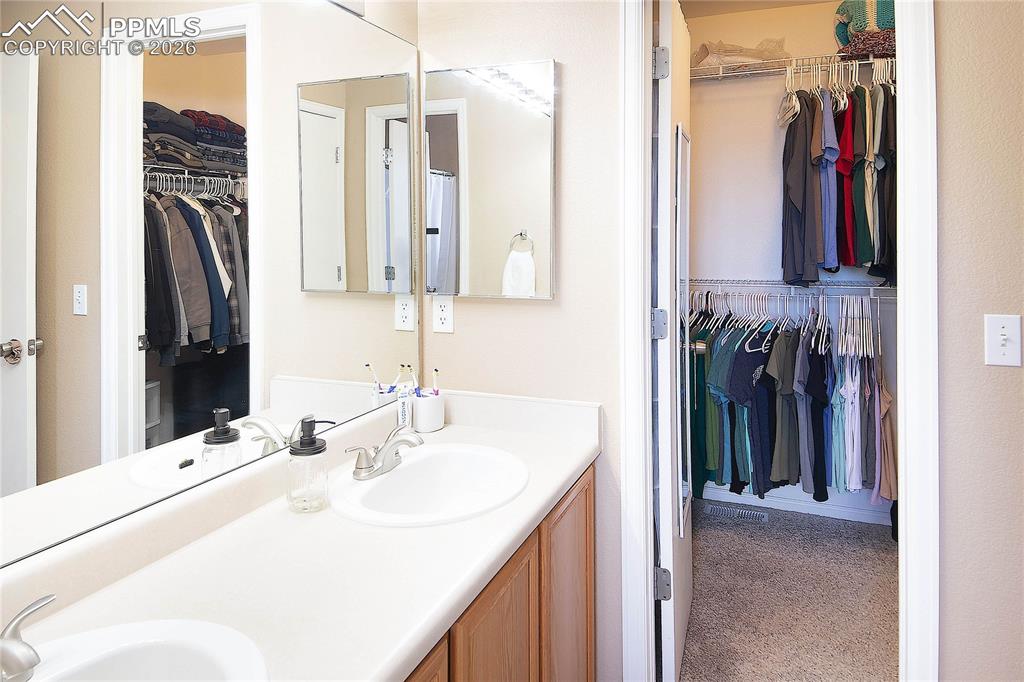 Image 22 of 30: Bathroom