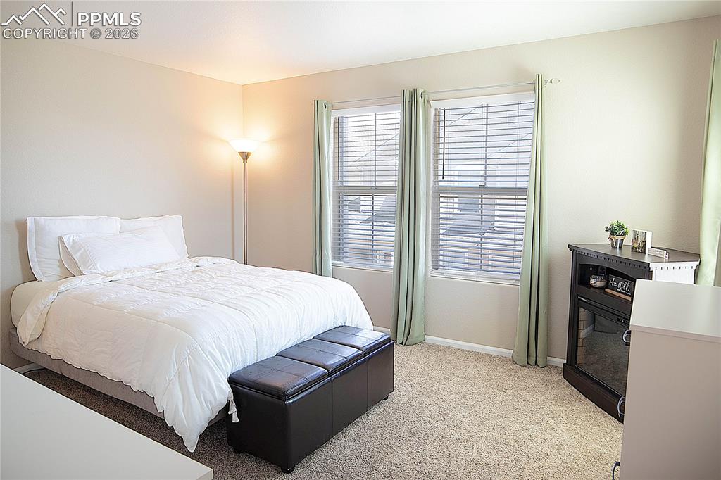 Image 23 of 30: Bedroom