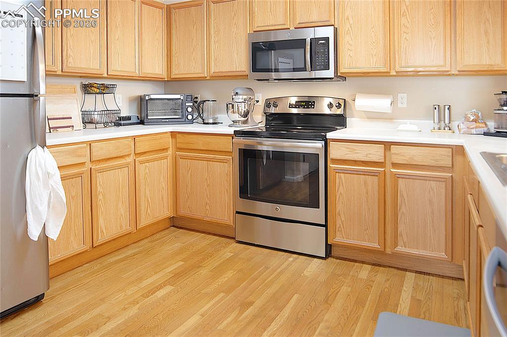 Image 9 of 30: Kitchen