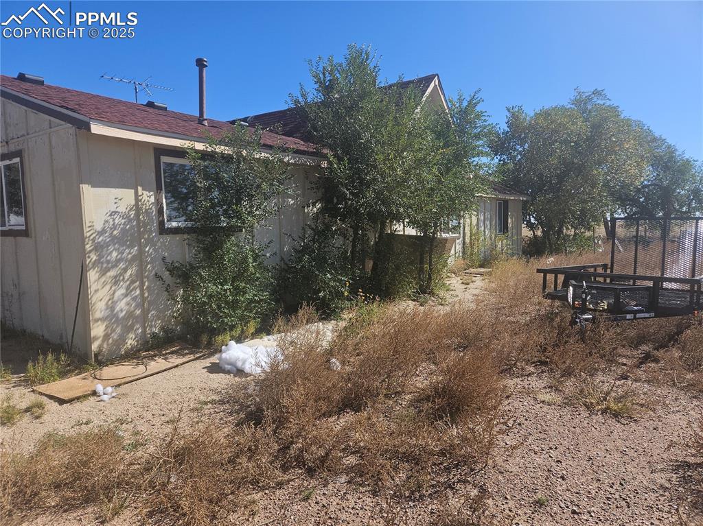 Image 2 of 2: View of yard