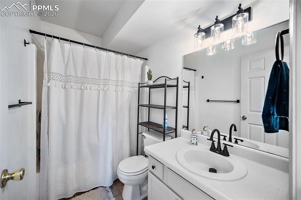 Image 15 of 38: Bathroom