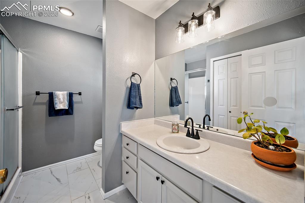 Image 31 of 38: Bathroom