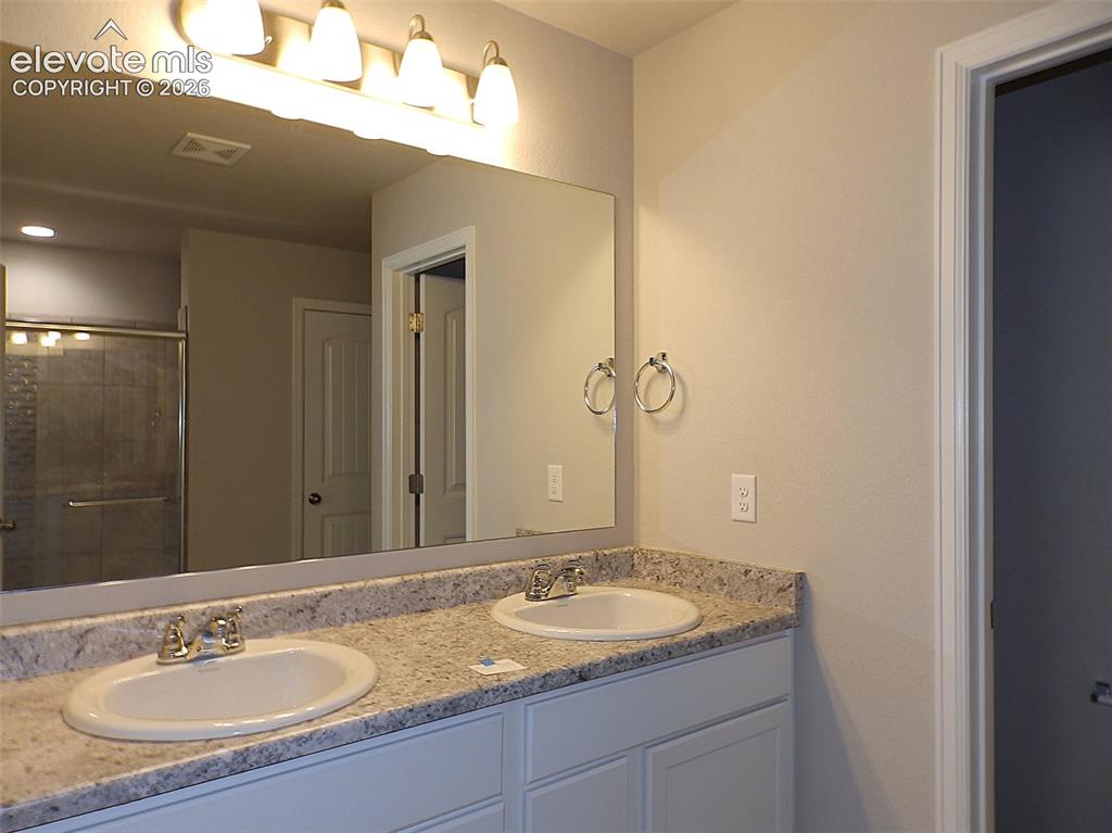 Image 10 of 14: Bathroom