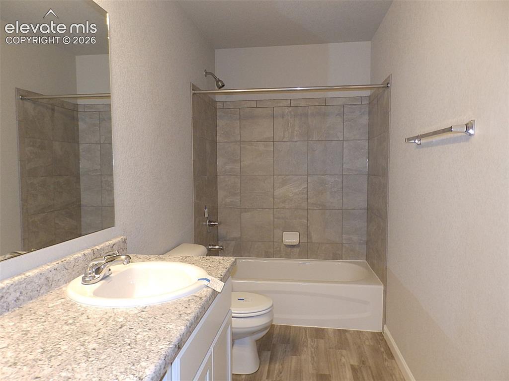 Image 12 of 14: Bathroom