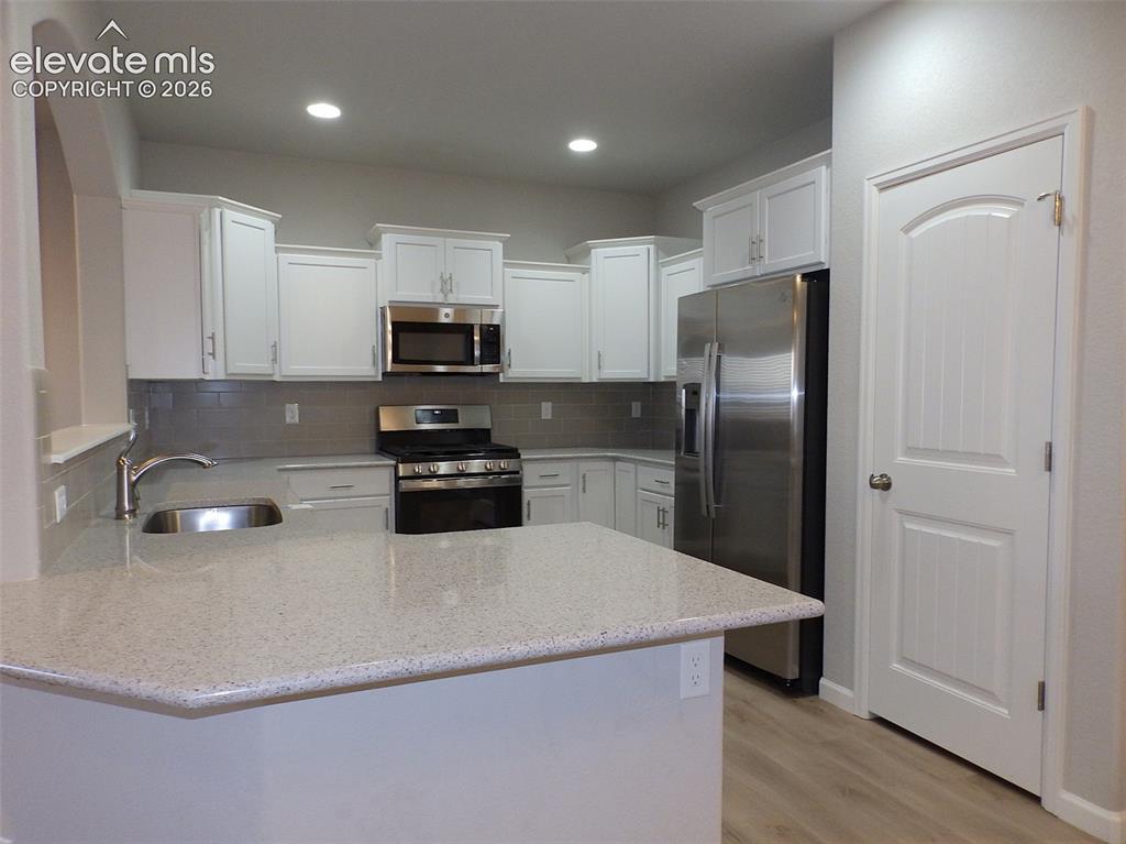 Image 7 of 14: Kitchen