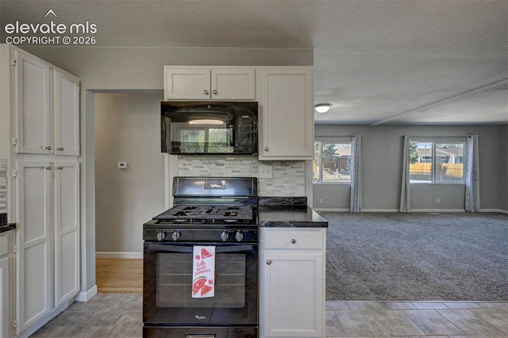 Image 10 of 24: Kitchen