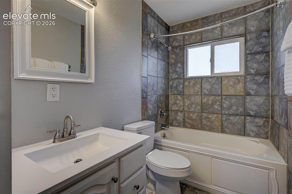 Image 17 of 24: Bathroom