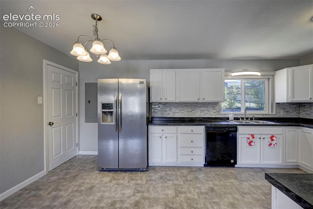 Image 7 of 24: Kitchen