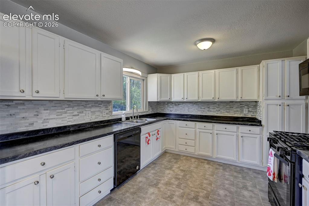 Image 8 of 24: Kitchen