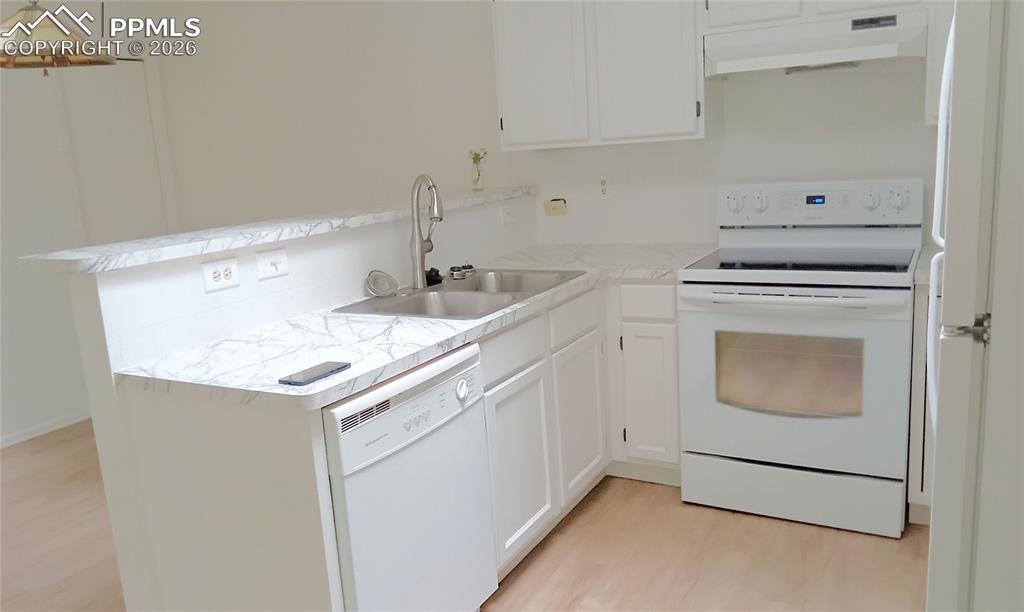 Image 5 of 13: Kitchen