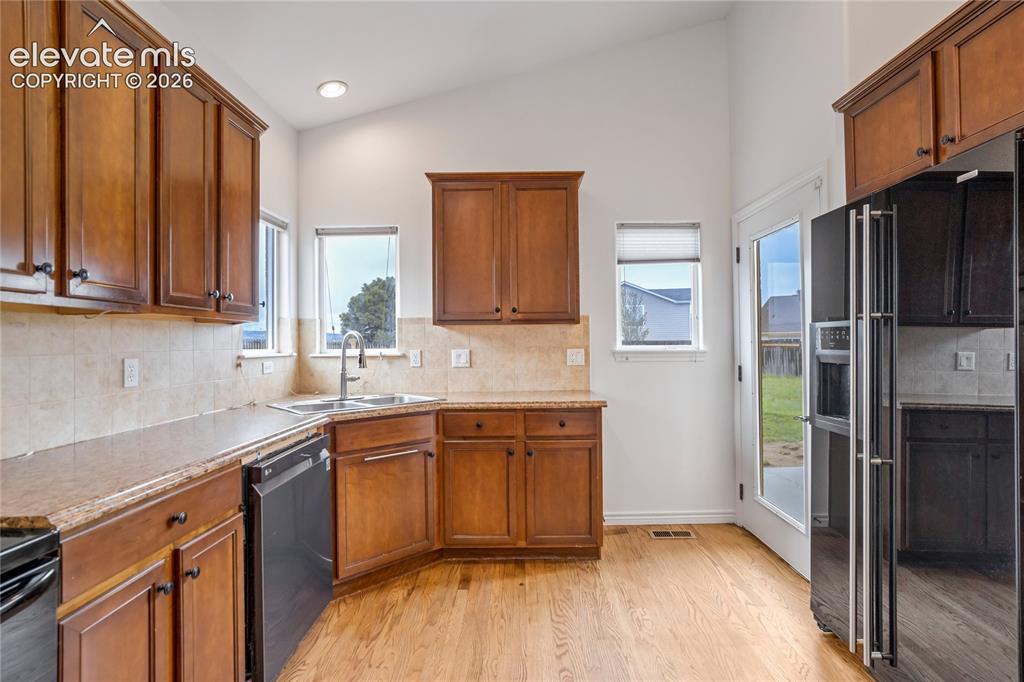 Image 13 of 47: Kitchen