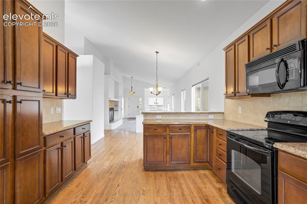 Image 14 of 47: Kitchen