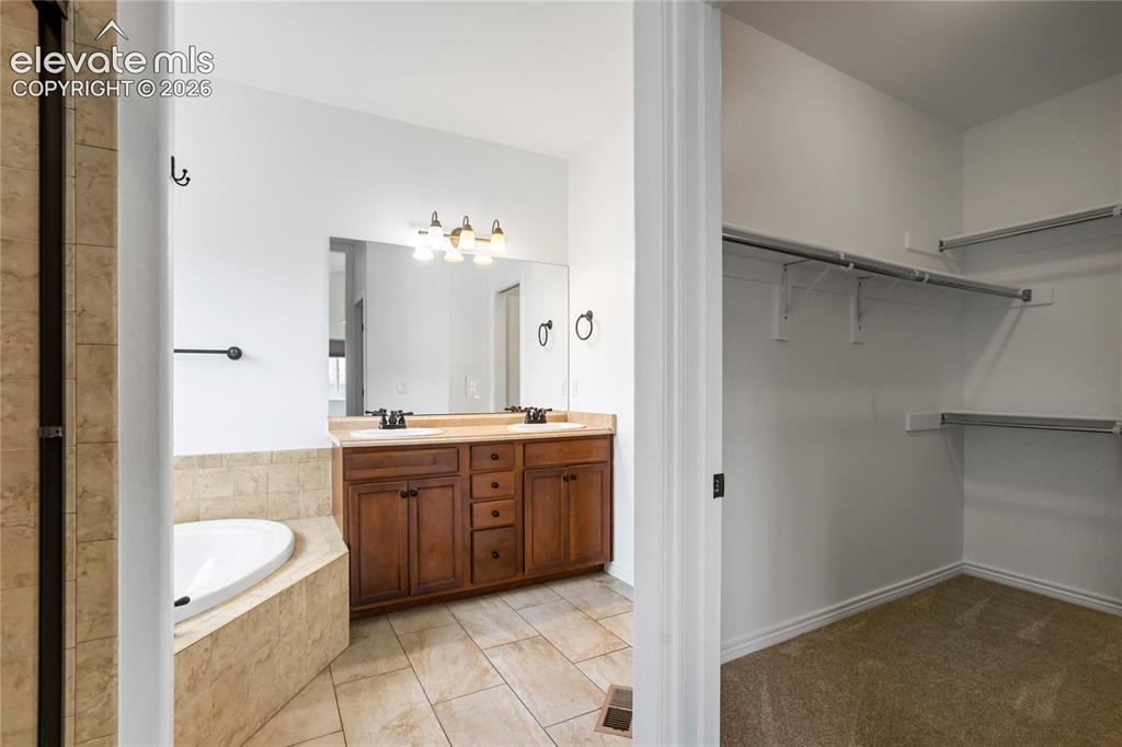 Image 20 of 47: Bathroom