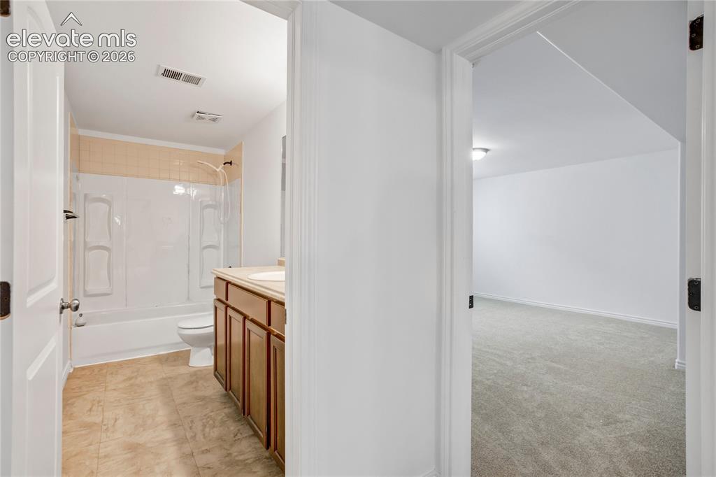 Image 36 of 47: Bathroom