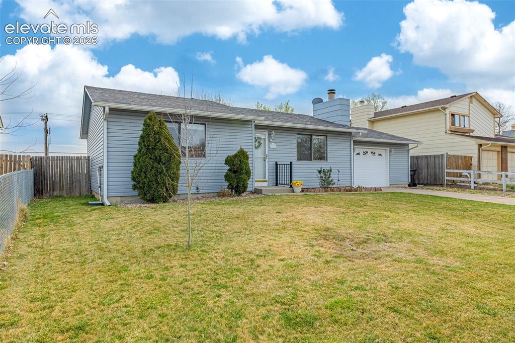 Image 2 of 21: Great yard!