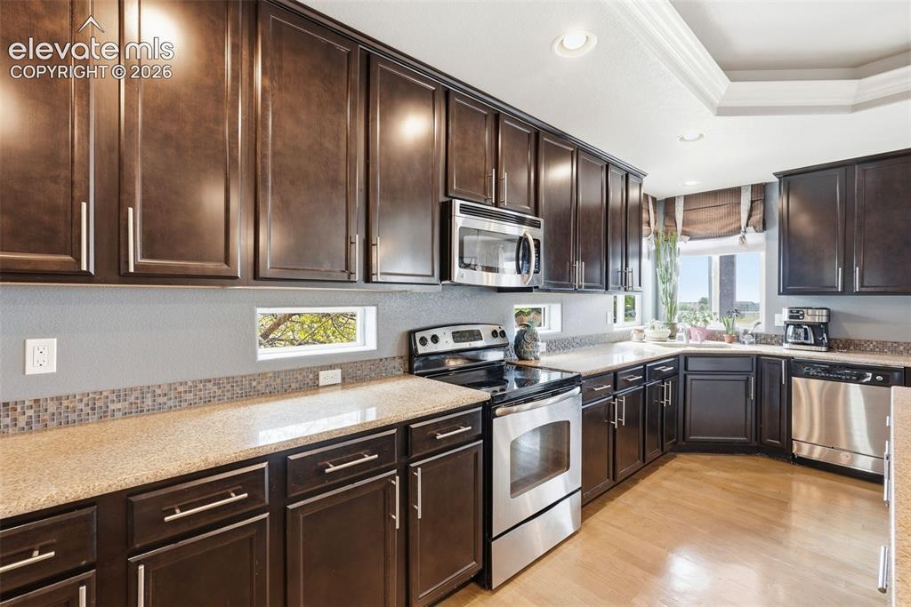 Image 10 of 50: Kitchen