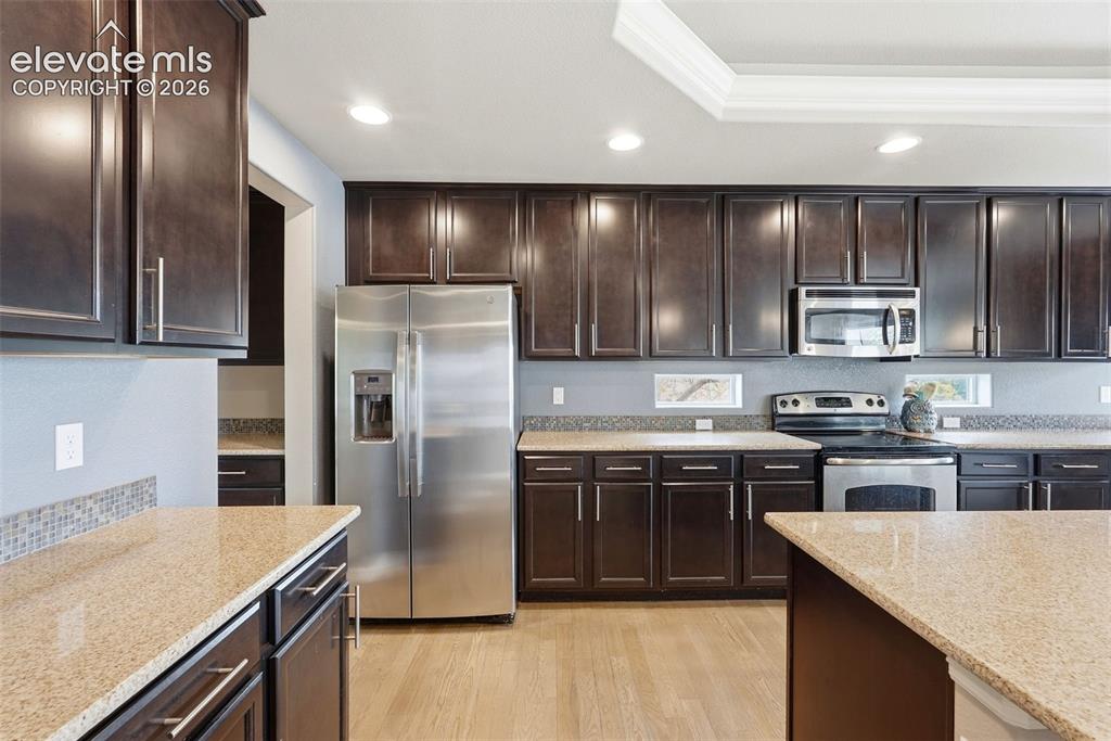 Image 8 of 50: Kitchen