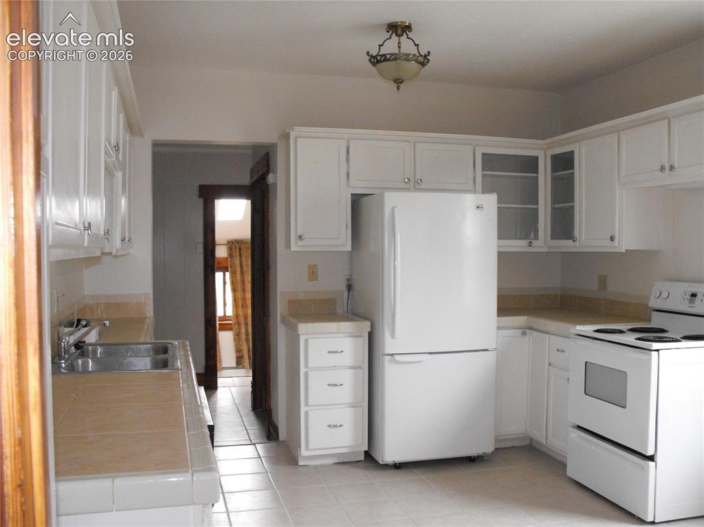 Image 12 of 21: Kitchen