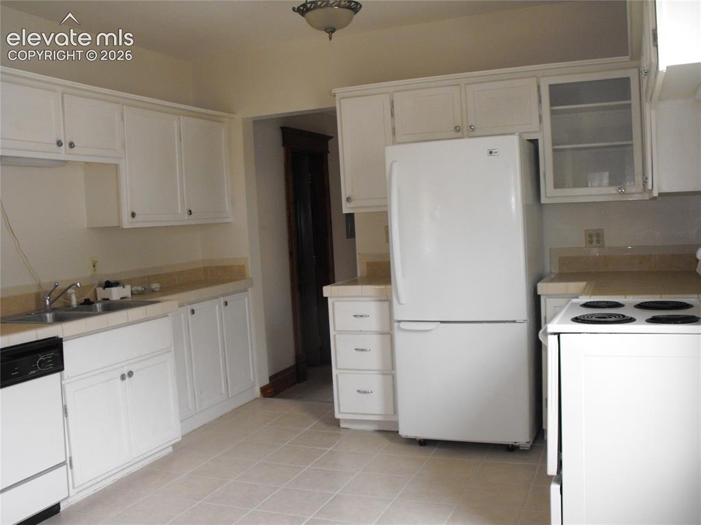 Image 13 of 21: Kitchen