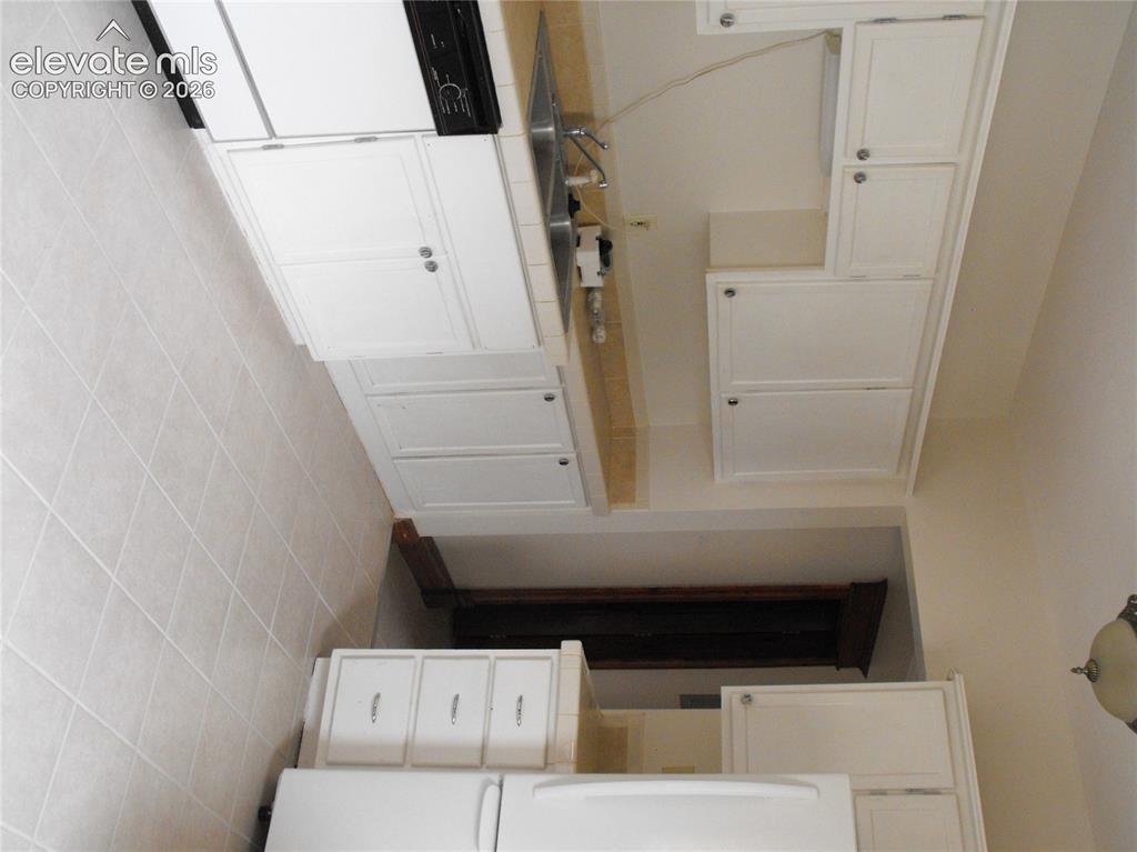 Image 14 of 21: Kitchen