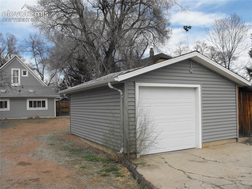 Image 19 of 21: Garage