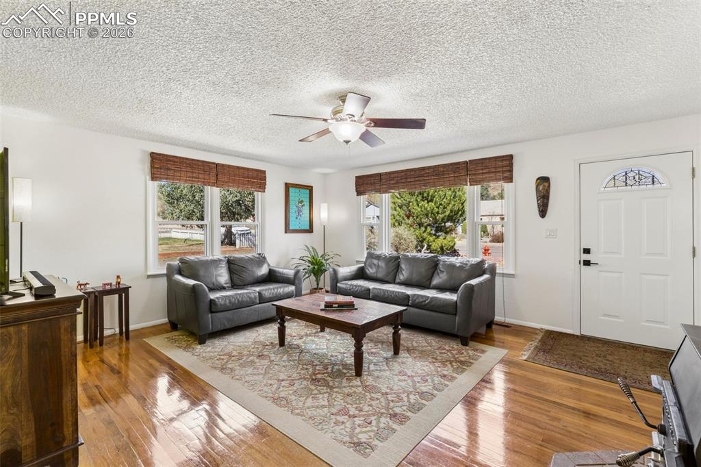 Image 10 of 50: Living Room