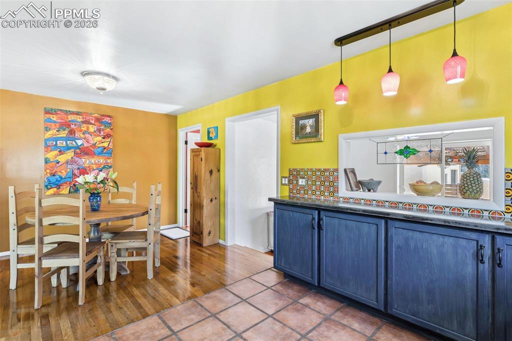 Image 13 of 50: Kitchen