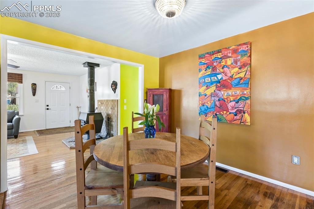 Image 14 of 50: Dining Area