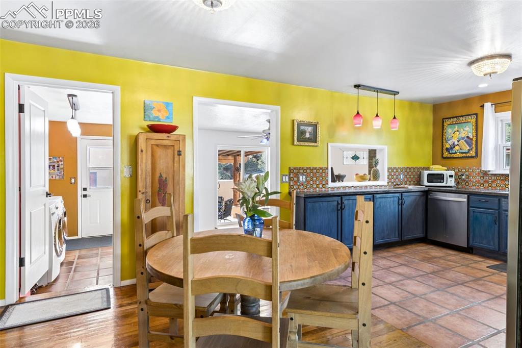 Image 15 of 50: Dining Area