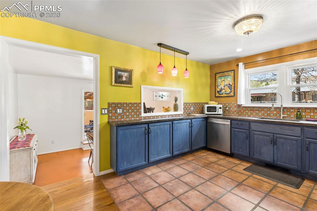 Image 16 of 50: Kitchen