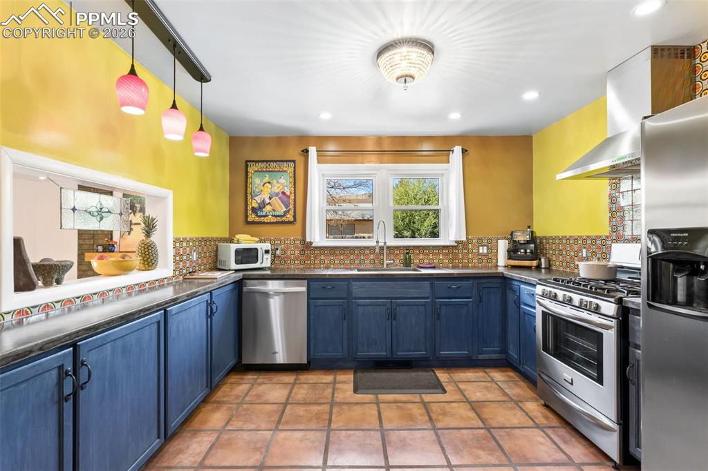 Image 17 of 50: Kitchen