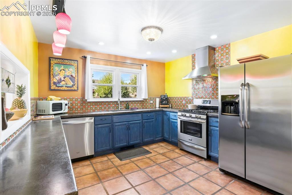 Image 18 of 50: Kitchen