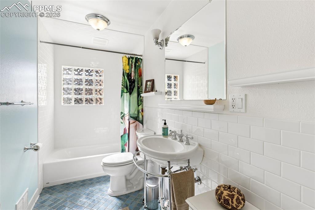 Image 19 of 50: Bathroom