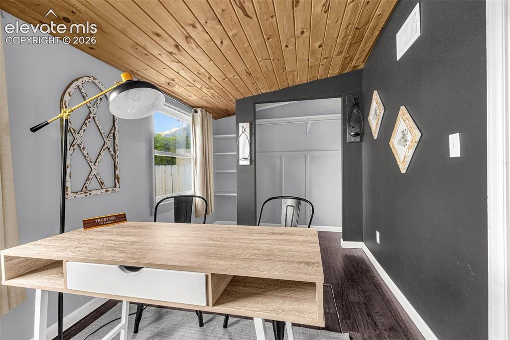 Image 11 of 21: Bedroom