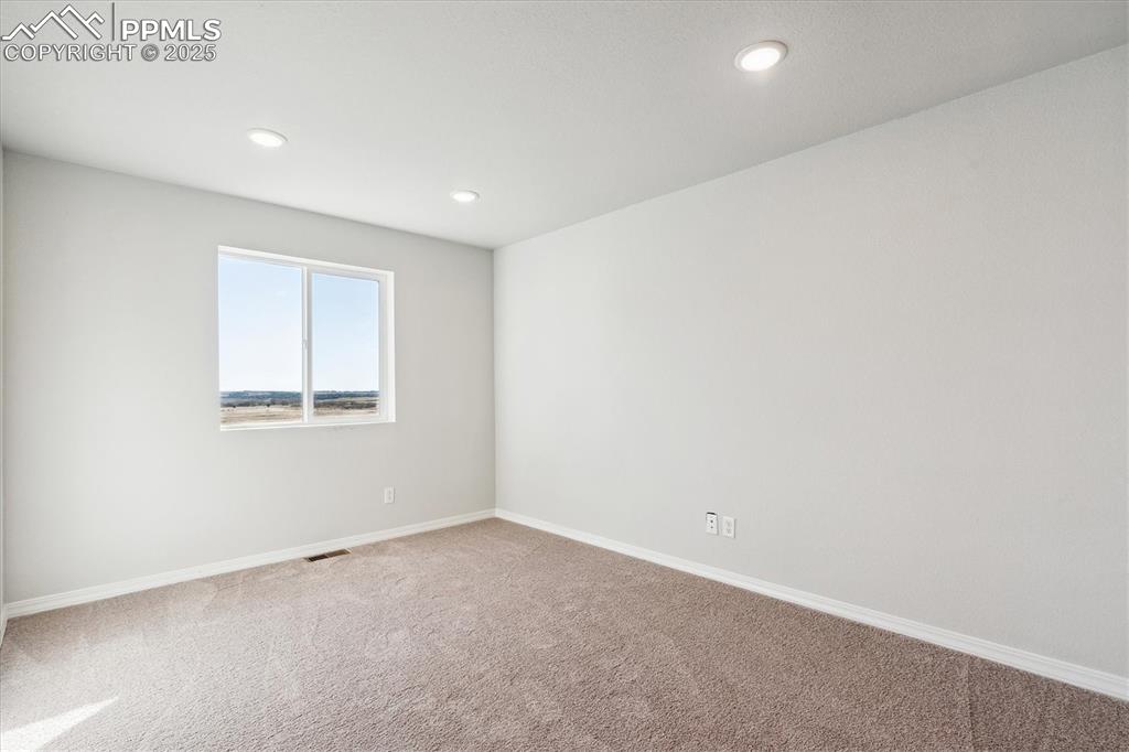 Image 14 of 26: Bedroom