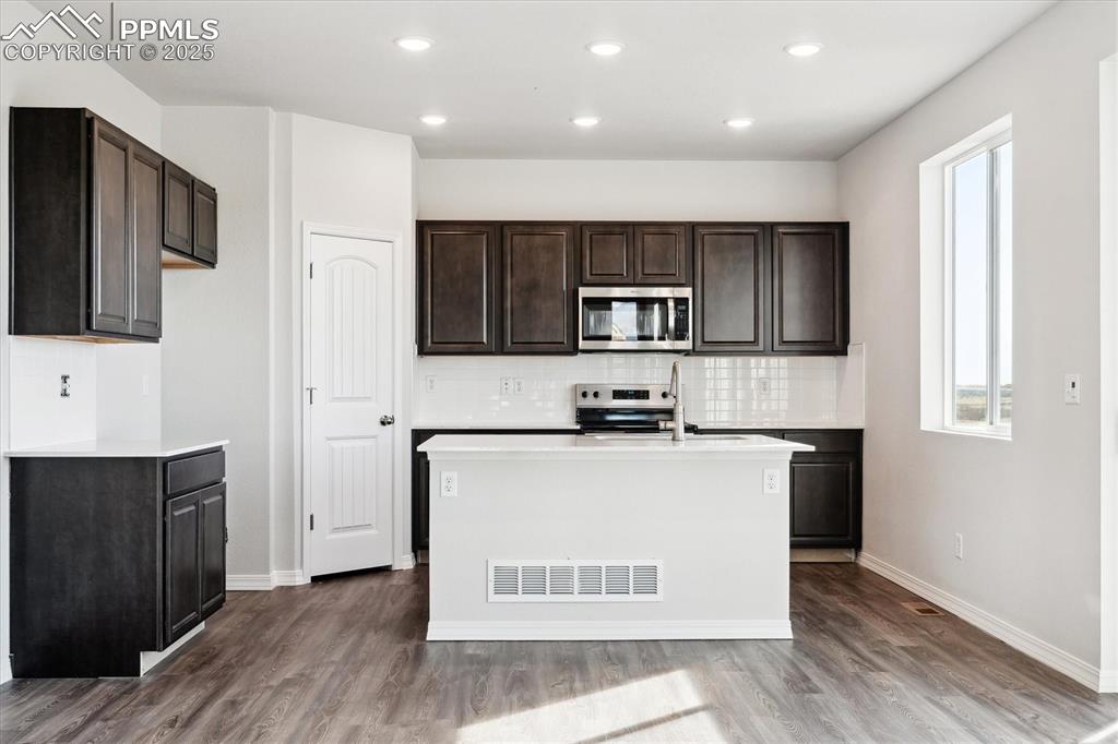 Image 9 of 26: Kitchen