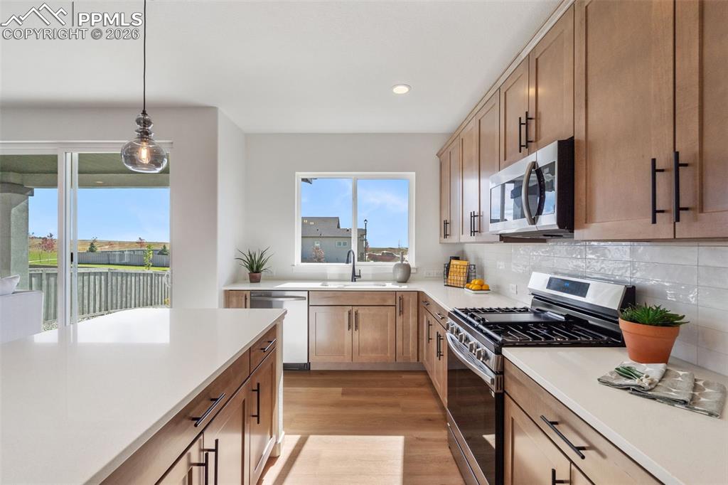 Image 7 of 13: Kitchen