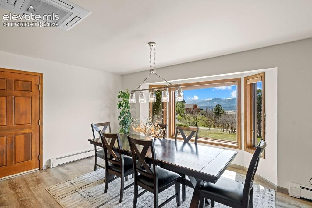 Image 14 of 44: Dining Area